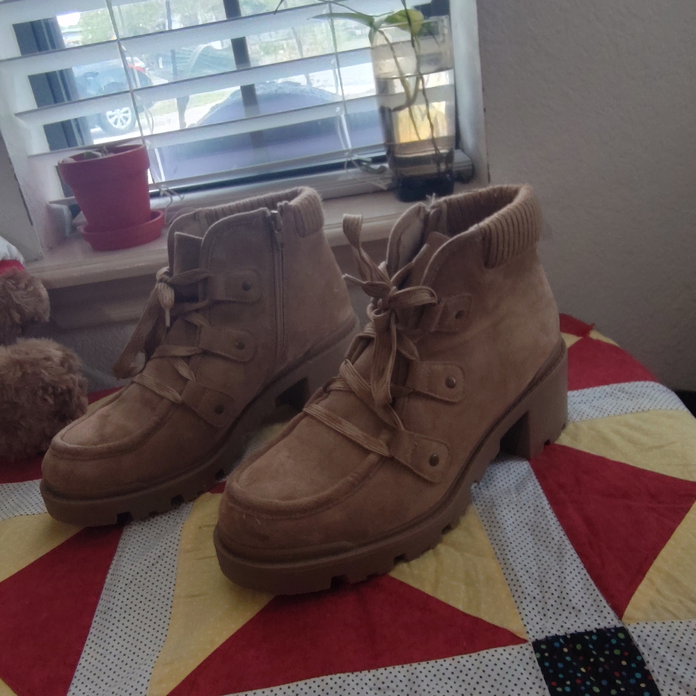 Brooks Women's Lace Up Tan Boots